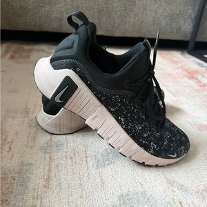 Nike Women's Black and Light Pink Speckled Athletic Sneakers